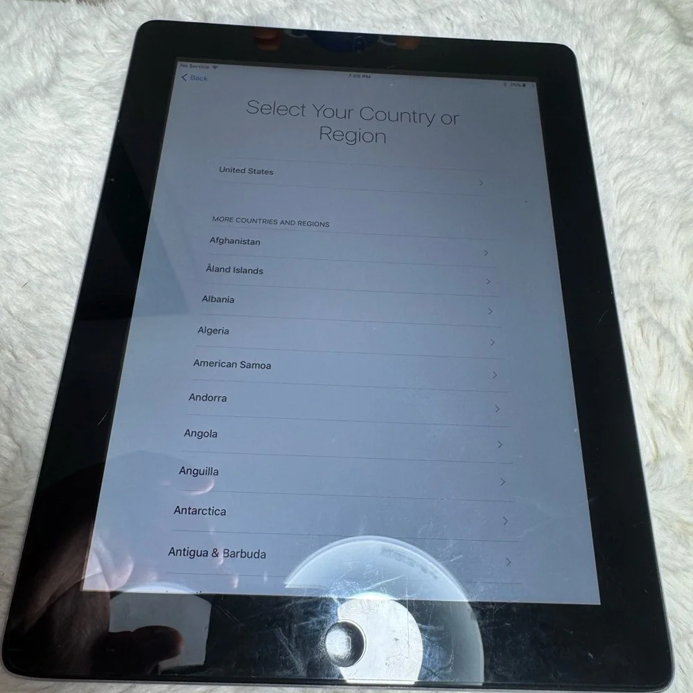 Apple iPad 4th Generation for parts or repairs (read)